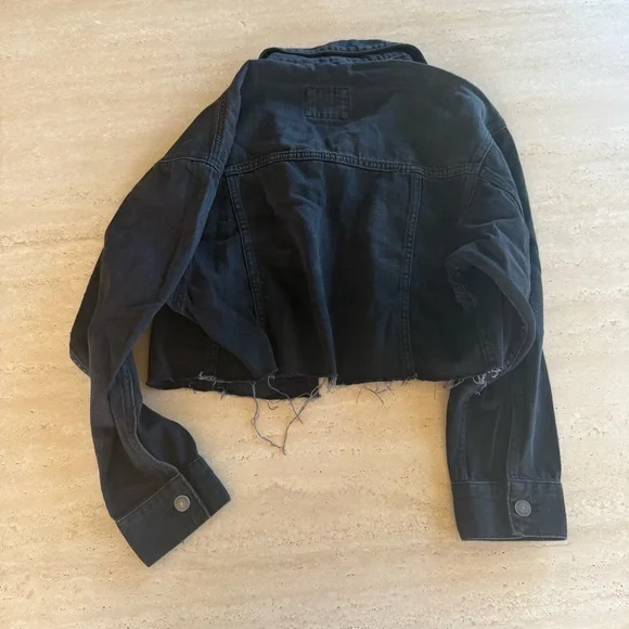 Abercrombie cropped frayed black denim jacket size XS - Picture 3 of 3